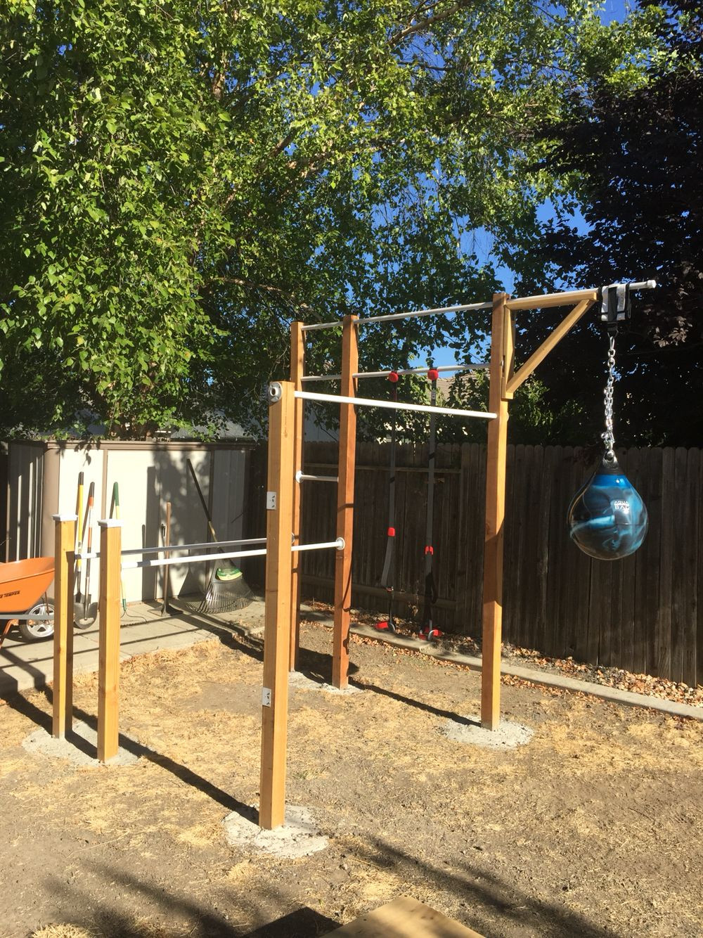 DIY Outdoor Gymnastics Bar
 DIY backyard workout ideas Sporta laukums