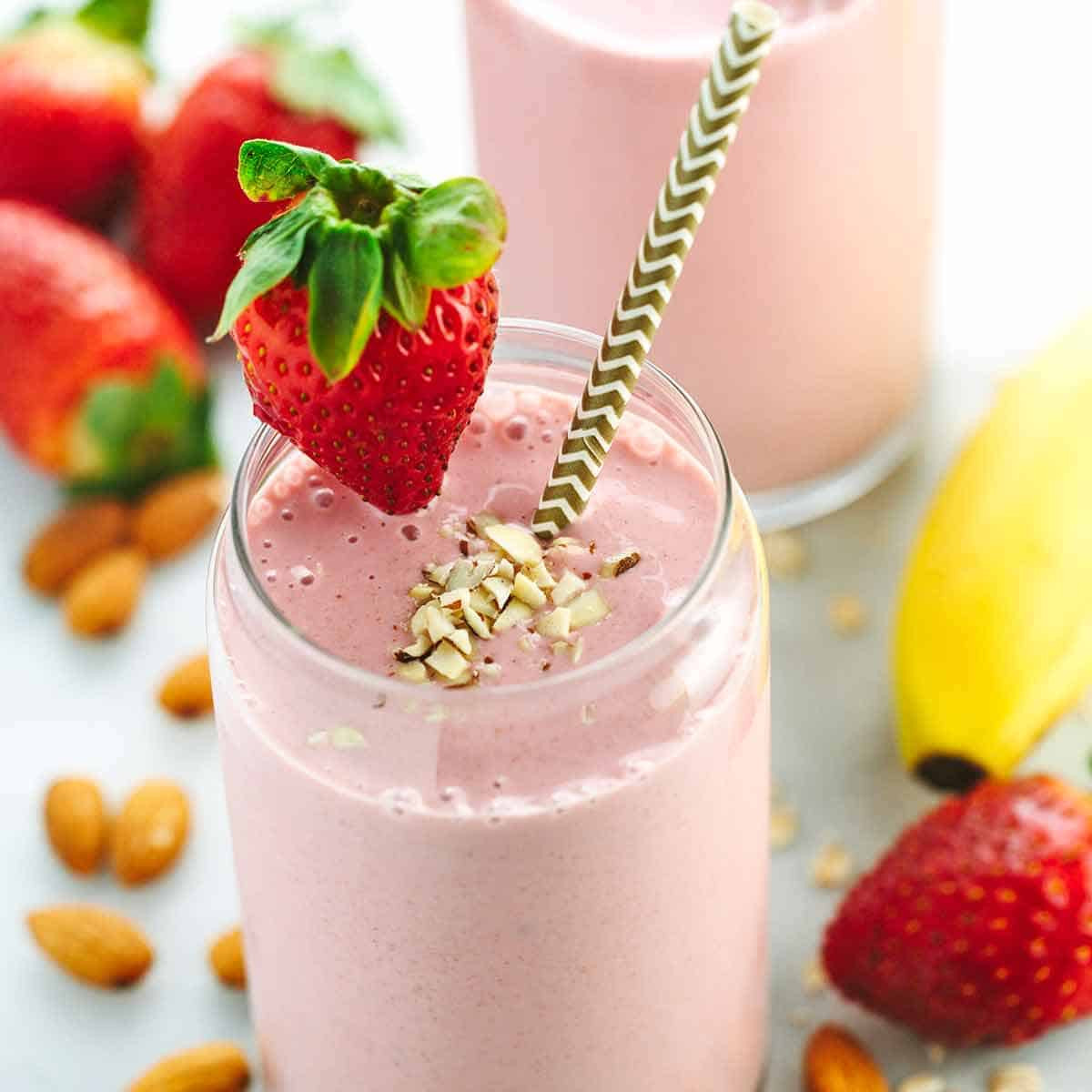 Do Mcdonald'S Smoothies Have Dairy
 Strawberry Banana Smoothie Recipe with Almond Milk