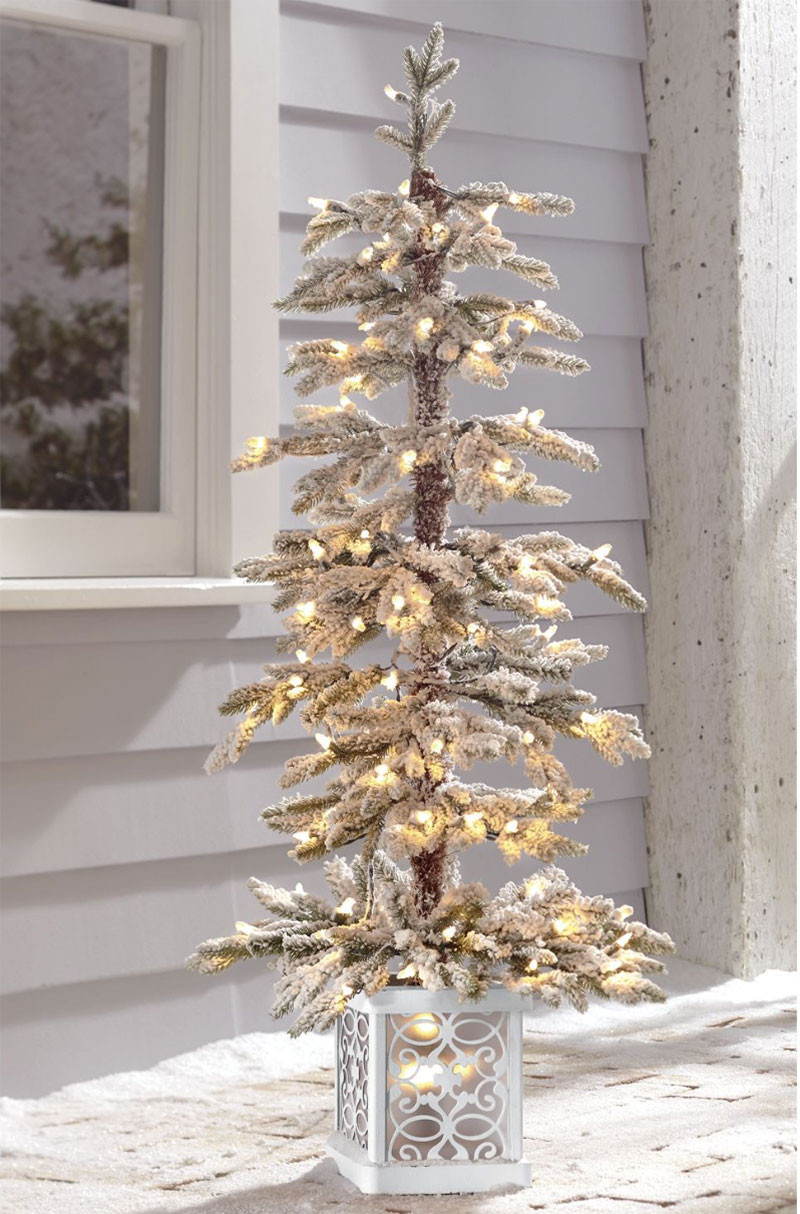 Porch Christmas Tree
 Easy Christmas Outdoor Decorating Ideas