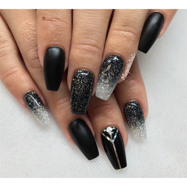 Black Nails With Glitter
 Black Matte And Glitter Nail Art Gallery