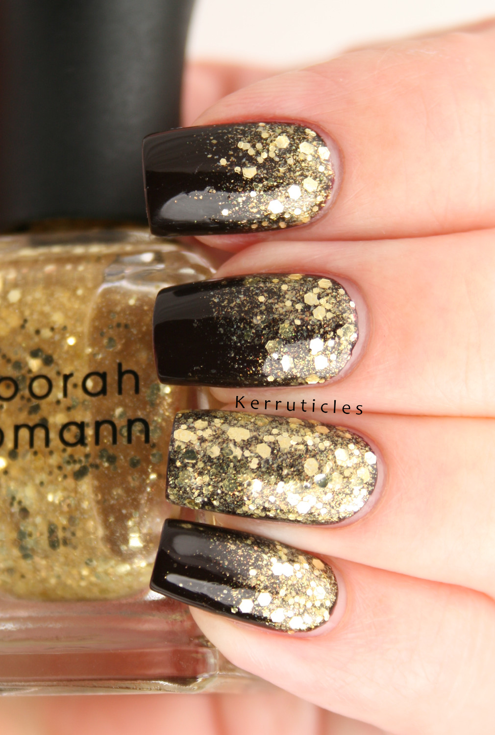 Black Nails With Gold Glitter
 35 Perfect Black And Gold Nail Art Designs