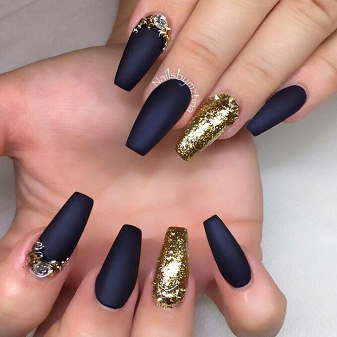 Black Nails With Gold Glitter
 Luxurious Black and Gold Nails