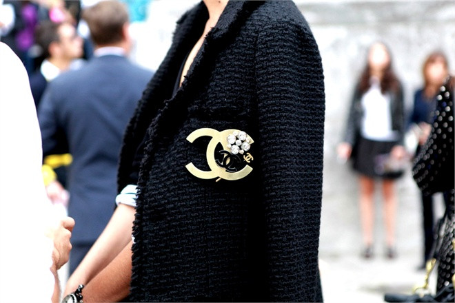 Brooches Style
 lasuave CHANEL Brooch Street Style