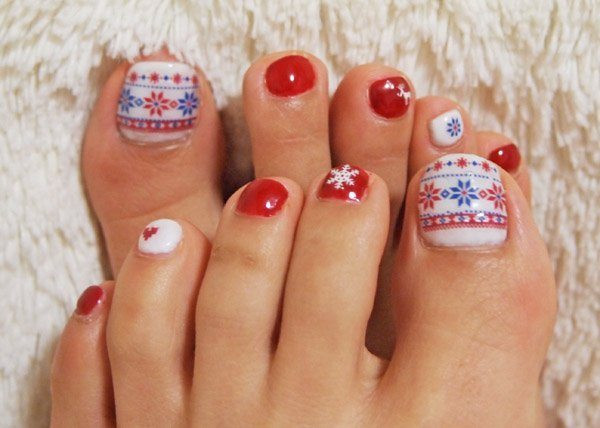 Christmas Toe Nail Designs Pinterest
 27 Holiday Fun Designs for Christmas Toe Nails Be Modish