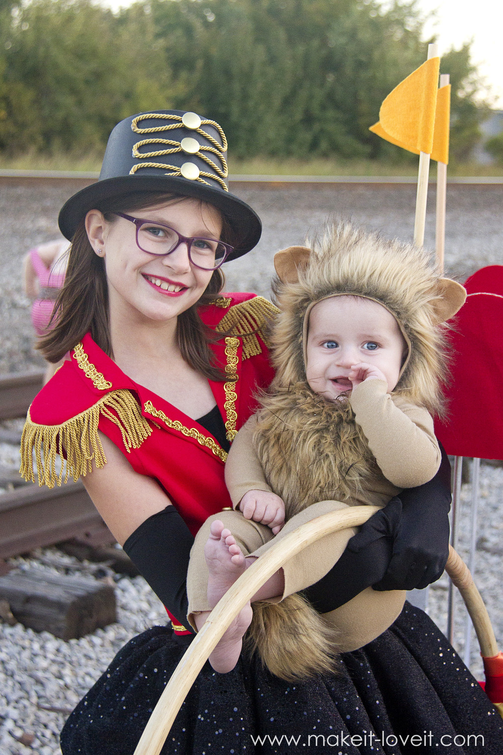 Circus Costumes DIY
 DIY CIRCUS Themed Costumes l 5 KIDS plus a VIDEO