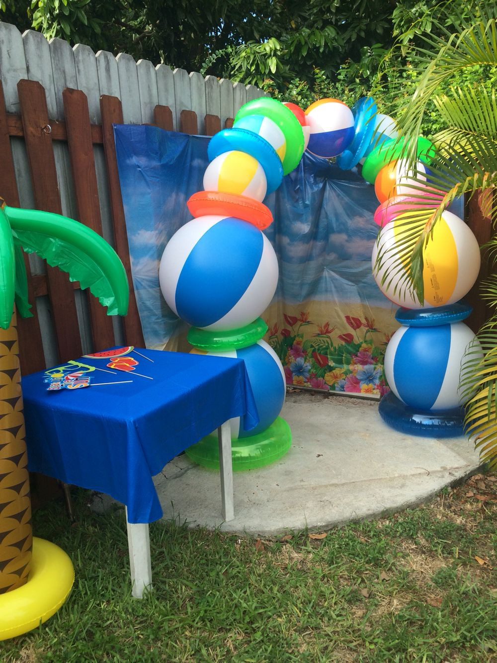 Crazy Summer Party Ideas
 Beach ball photo booth