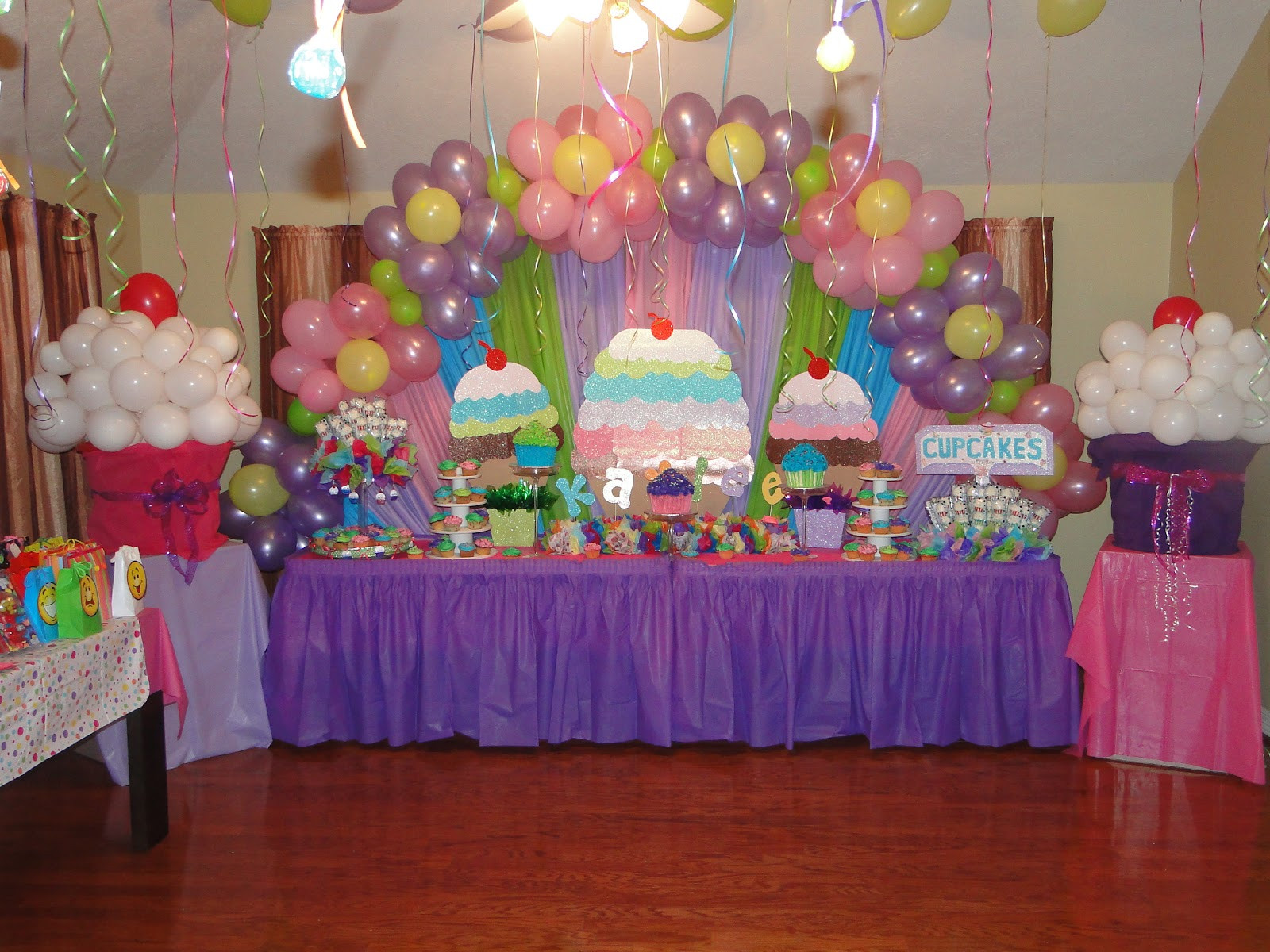 Cupcake Birthday Party
 Unfor table Creations Designed by Maria CUPCAKE THEMED