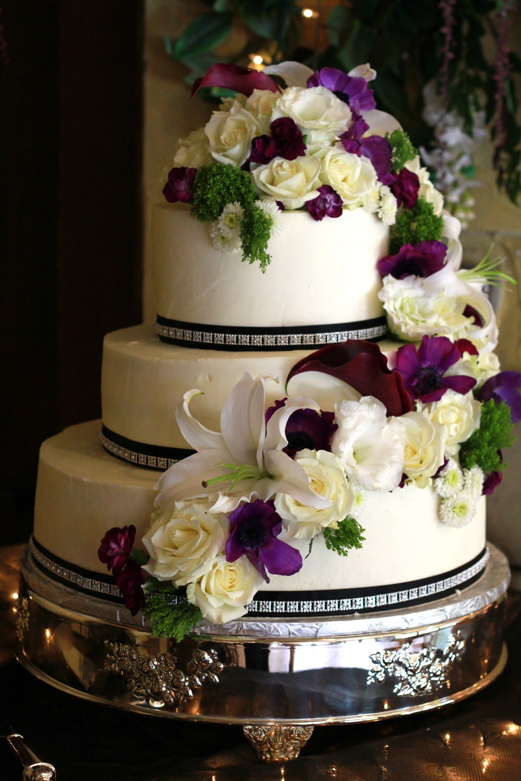 Decorating A Wedding Cake
 Exquisite Cookies 3 Tier wedding cake with fresh flowers