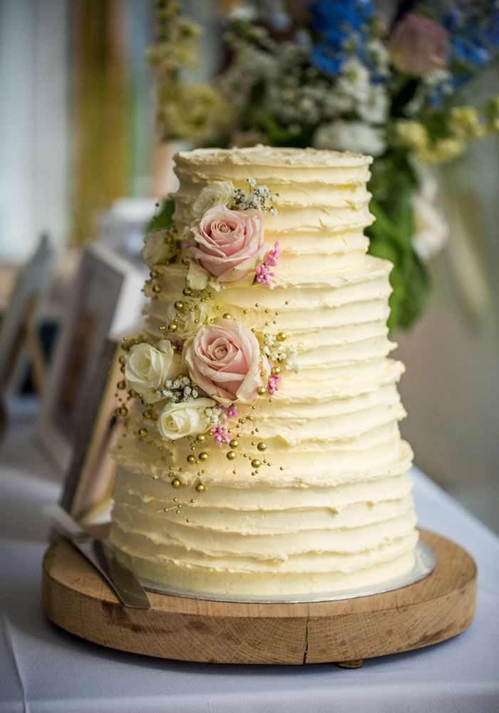Decorating A Wedding Cake
 6 simple and sweet ideas to decorate your wedding cake