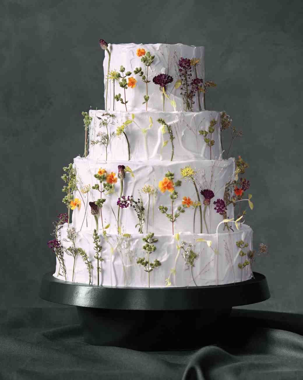 Decorating A Wedding Cake
 6 Fresh Ways to Decorate Wedding Cakes With Flowers