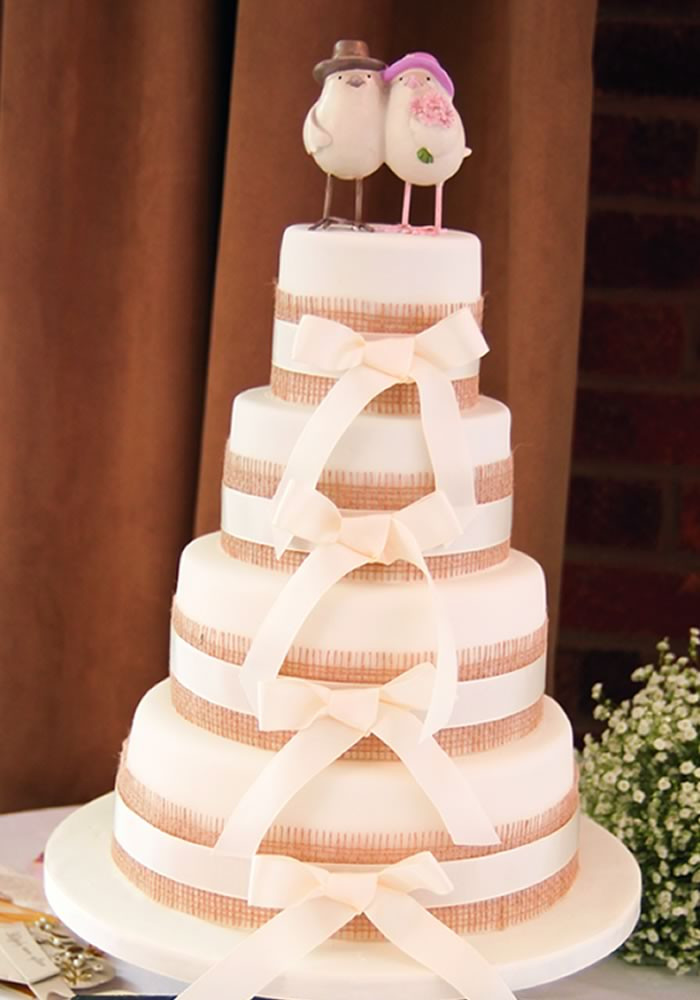 Decorating A Wedding Cake
 6 simple and sweet ideas to decorate your wedding cake