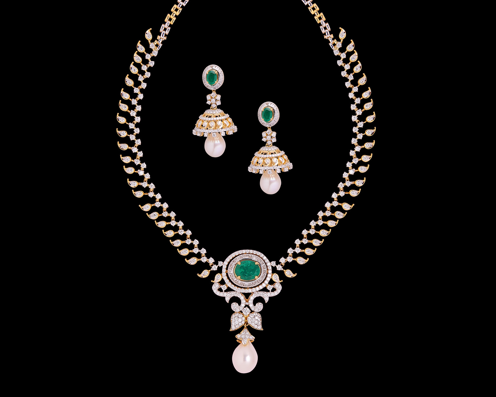 Diamond Necklace India
 18kt Indian Diamond Necklace set