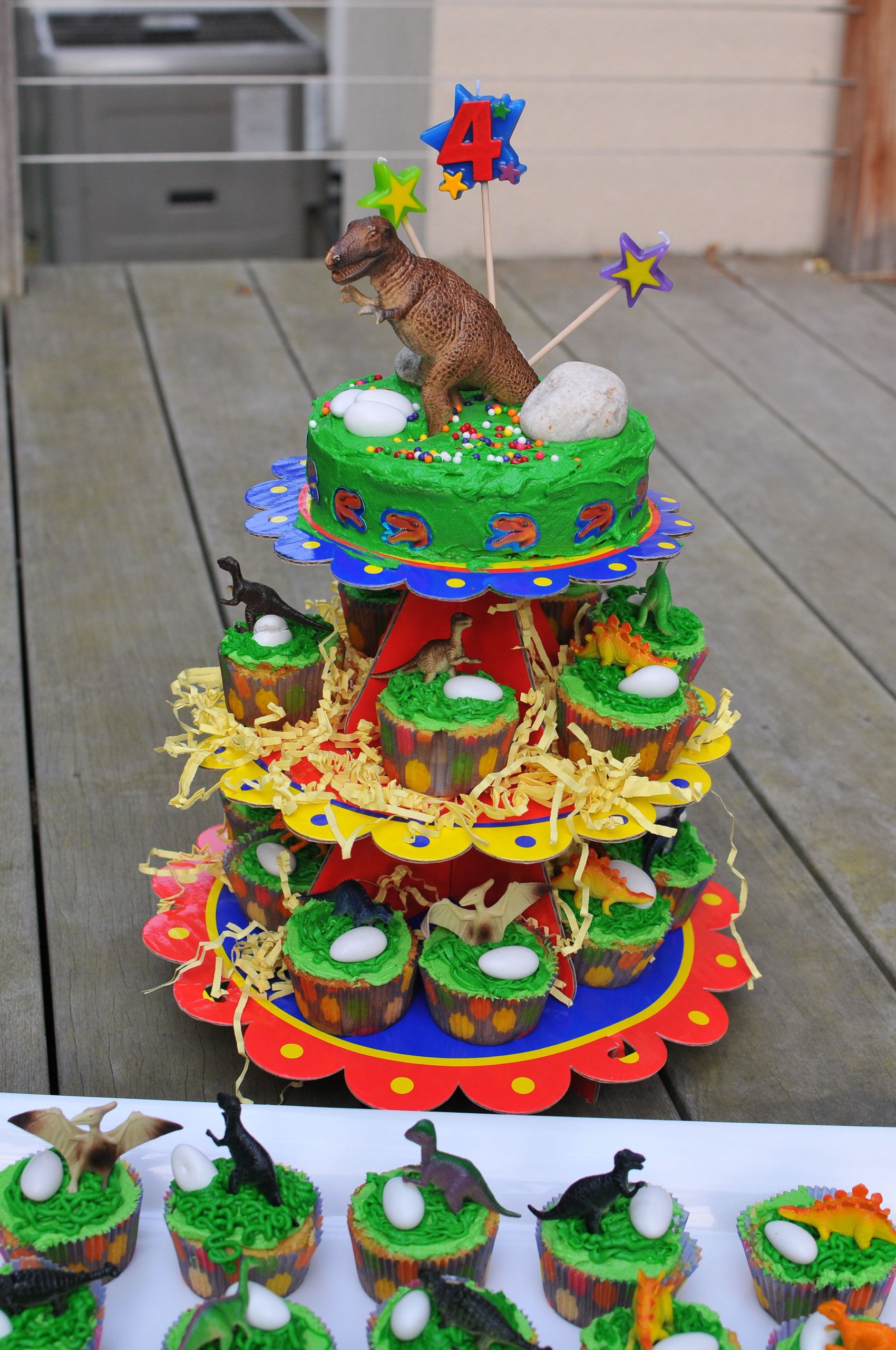 Dinosaur Birthday Cakes
 easy Dinosaur Cupcakes