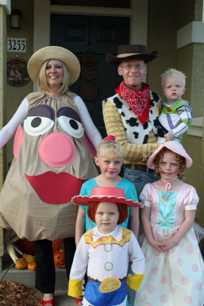 Disney Halloween Party Costume Ideas
 Top 16 Family Halloween Costume Designs – Easy Project For