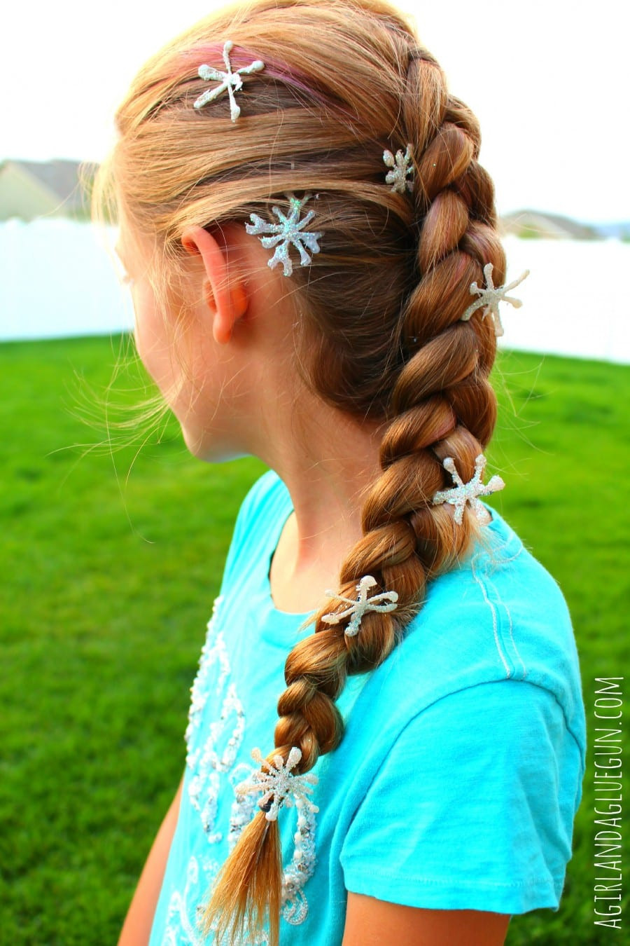 DIY Elsa Hair
 Frozen snowflakes hair clips using hot glue A girl