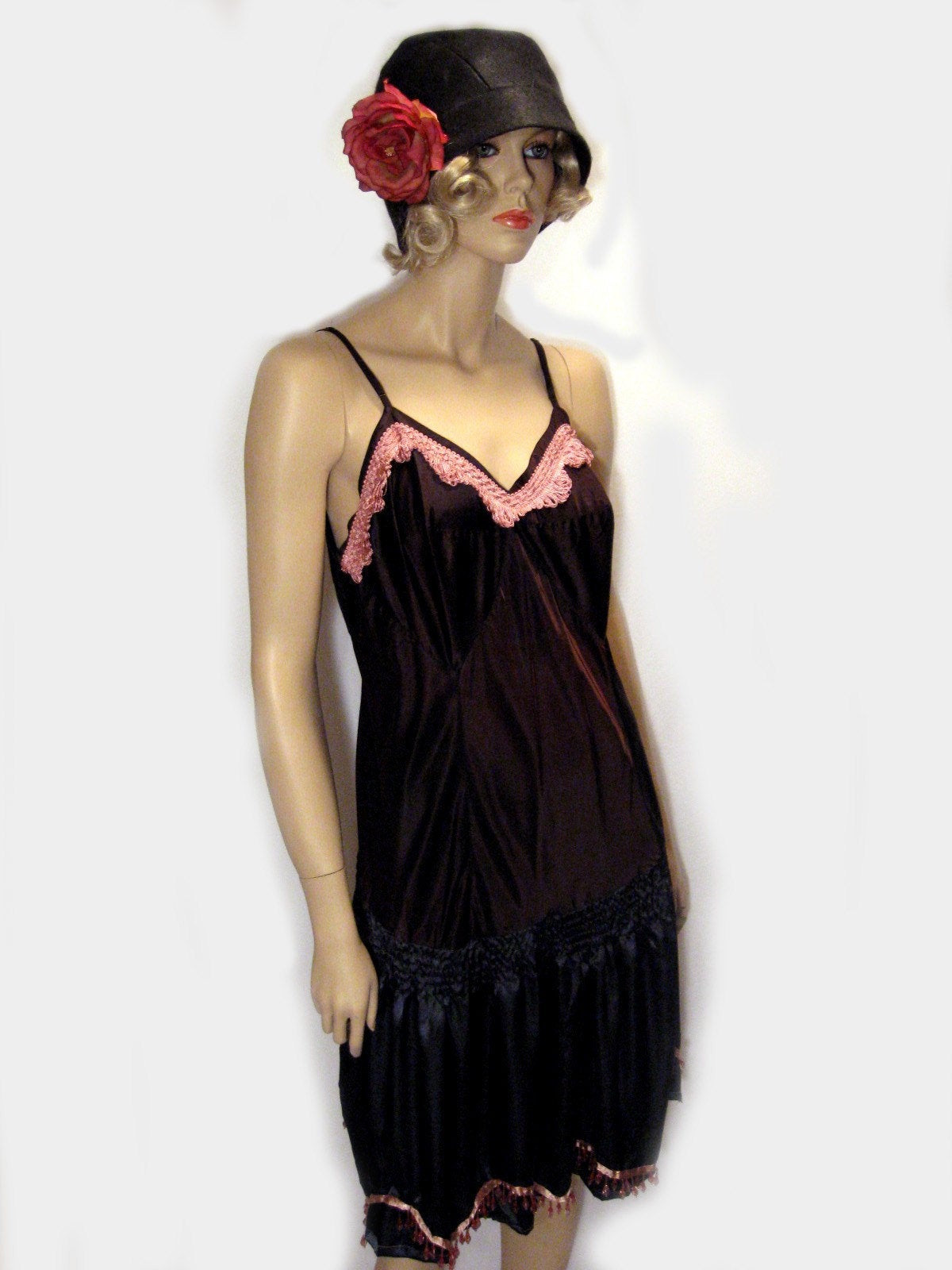 DIY Flapper Girl Costume
 FLAPPER 1920s COSTUME HALLOWEEN DIY CLOCHE by