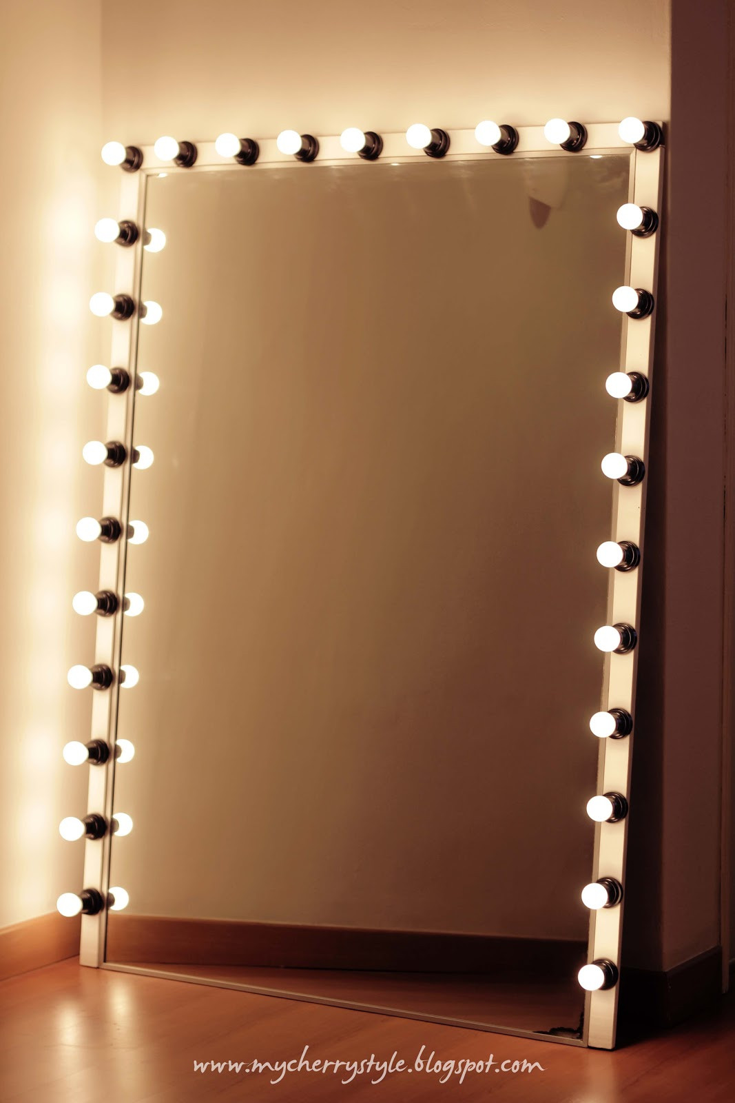DIY Hollywood Lighted Vanity Mirror
 DIY Hollywood style mirror with lights Tutorial from