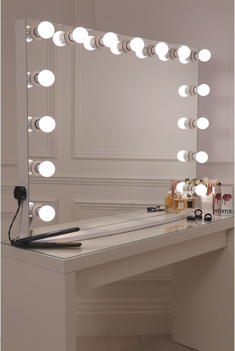 DIY Hollywood Mirror
 17 DIY Vanity Mirror Ideas to Make Your Room More