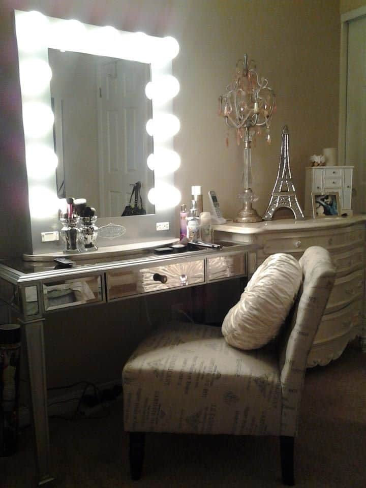 DIY Hollywood Mirror
 Ideas for Making your Own Vanity Mirror with Lights DIY