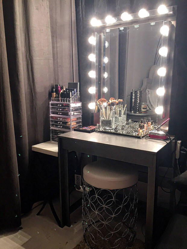 DIY Hollywood Mirror
 Glam DIY Light Up Vanity Mirror Projects