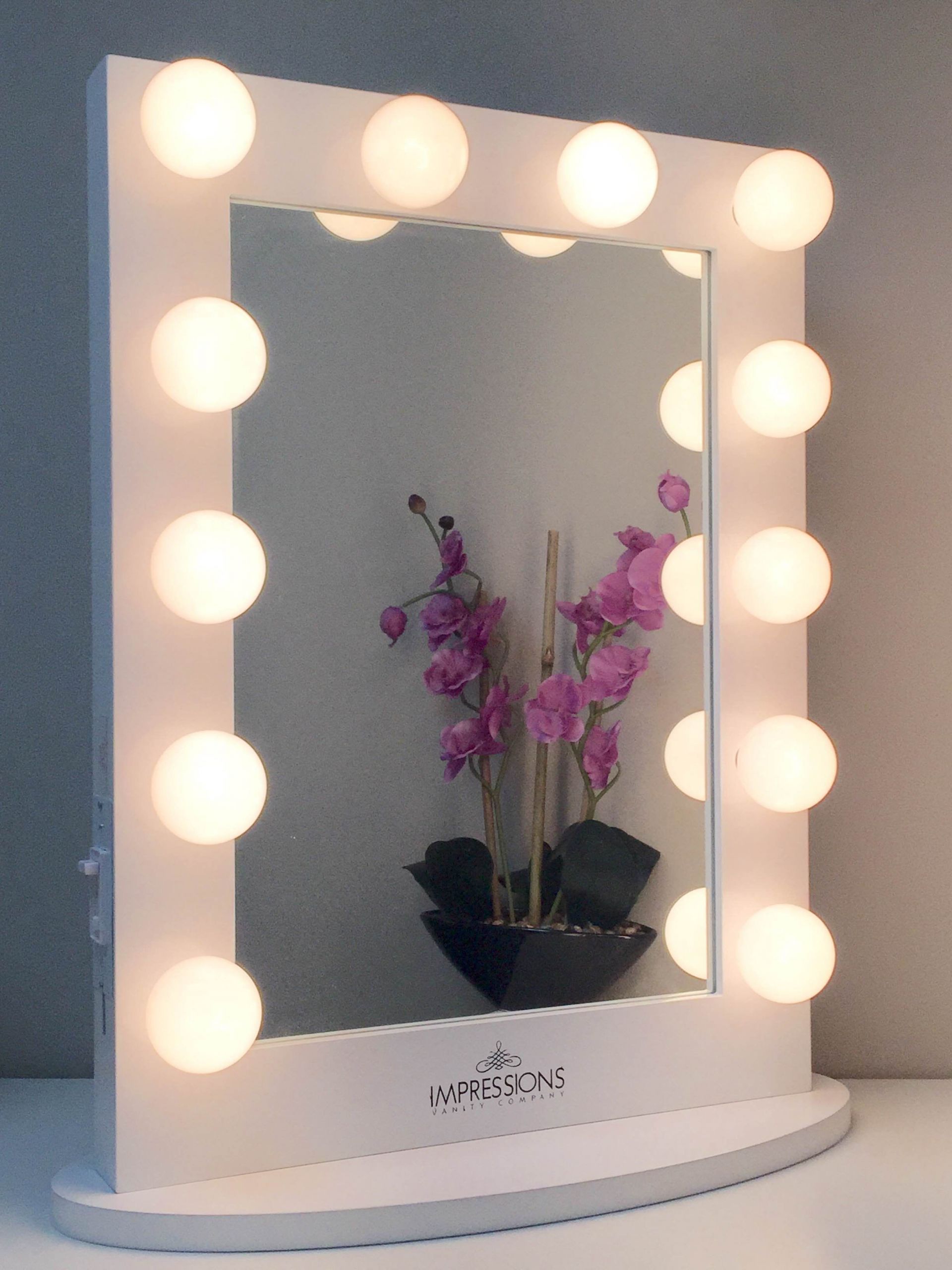 DIY Hollywood Mirror
 The 25 best Hollywood vanity mirror ideas on Pinterest
