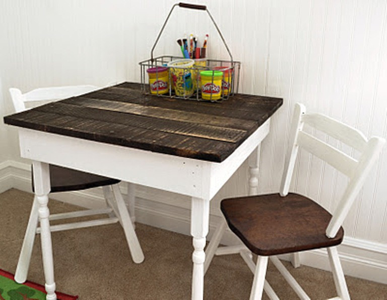 Diy Kids Table And Chairs
 13 Easy And Cost Effective DIY Pallet Dining Tables