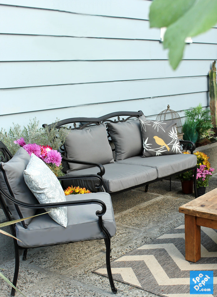 DIY Outdoor Chair Cushions
 An easy DIY to recover your outdoor furniture cushions
