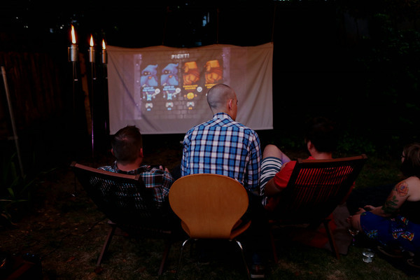 DIY Outdoor Projector Screens
 Outdoor Movie Night DIY