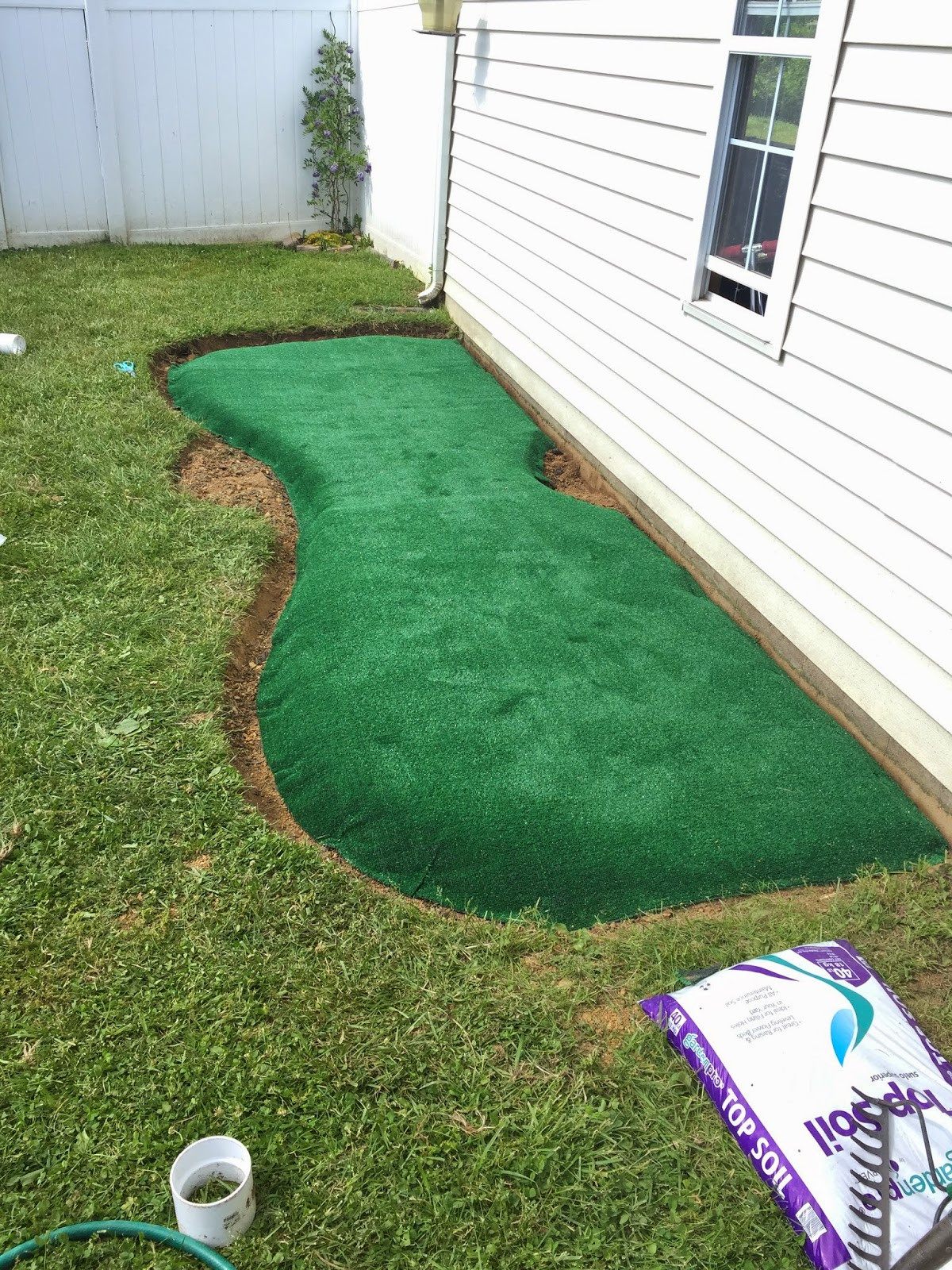 DIY Outdoor Putting Green
 Little Bit Funky How to make a backyard putting green