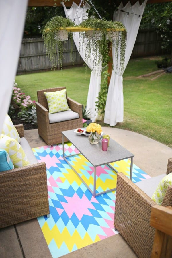 DIY Outdoor Rug
 She Painted A CRAZY Design The Ground When I Saw Why