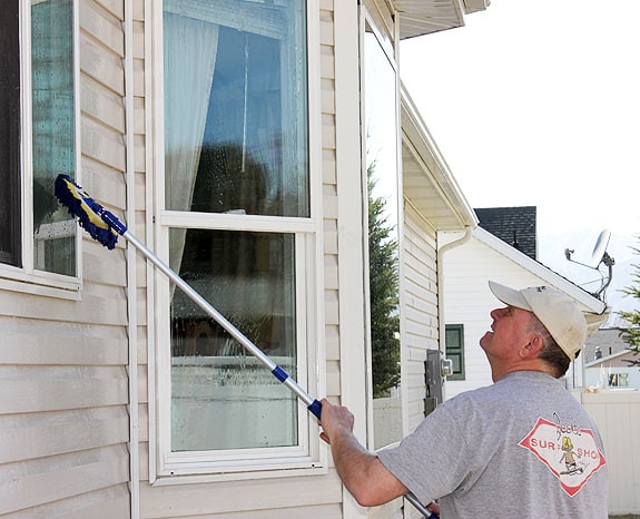 DIY Outdoor Window Cleaner
 Streak Free Window Cleaner No Squeegee Required · e
