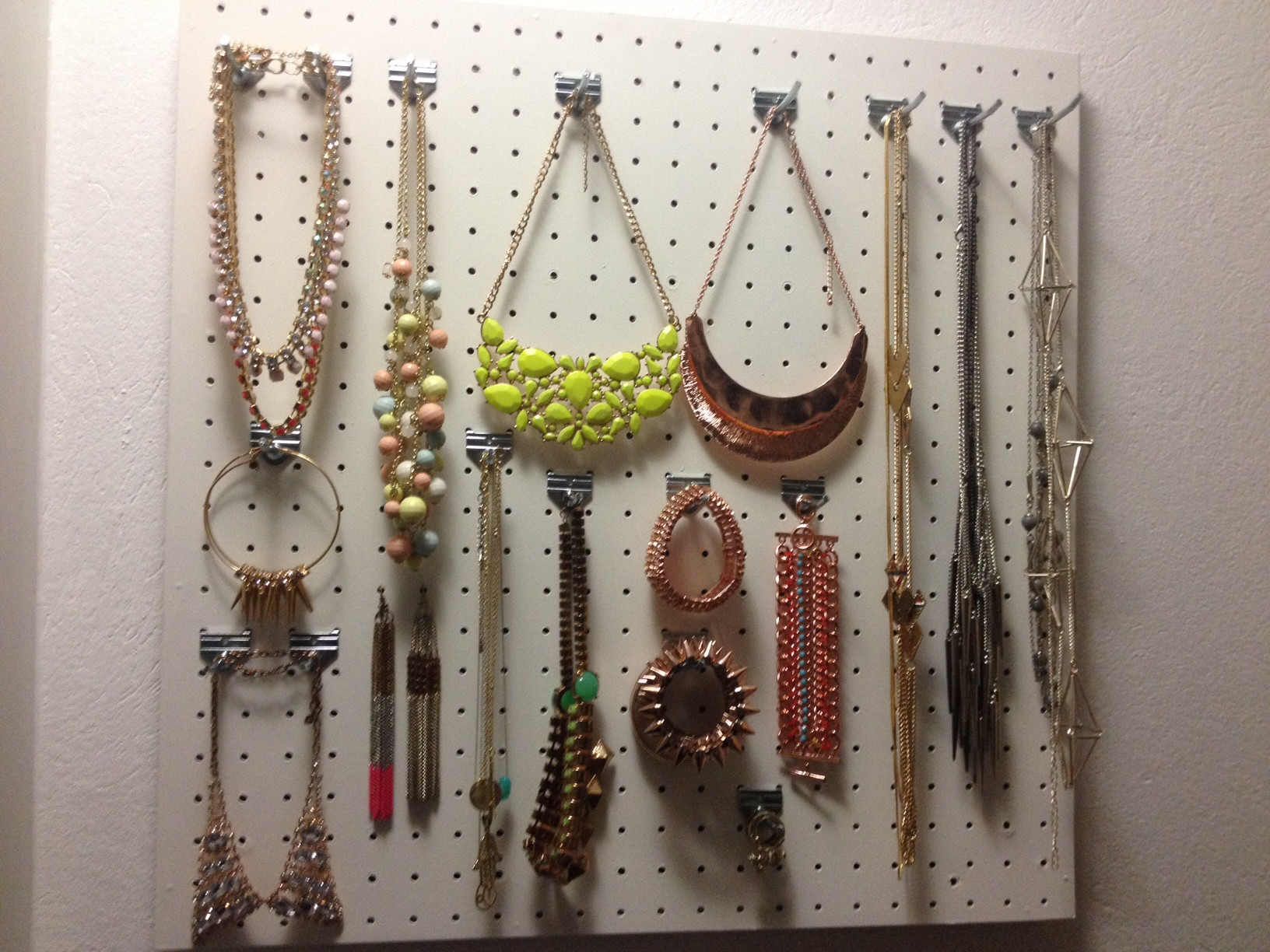 DIY Pegboard Jewelry Organizer
 DIY Jewelry Peg Board