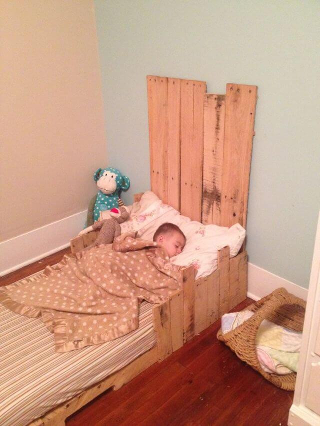 DIY Toddler Bed
 5 Simple DIY Pallet Toddler Beds