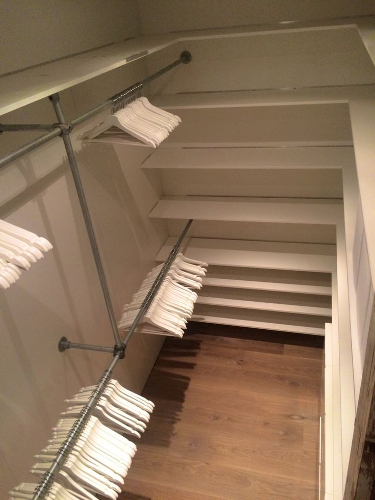 DIY Walk In Closet Plans
 Walk in closet DIY Steigerbuizen Witte planken