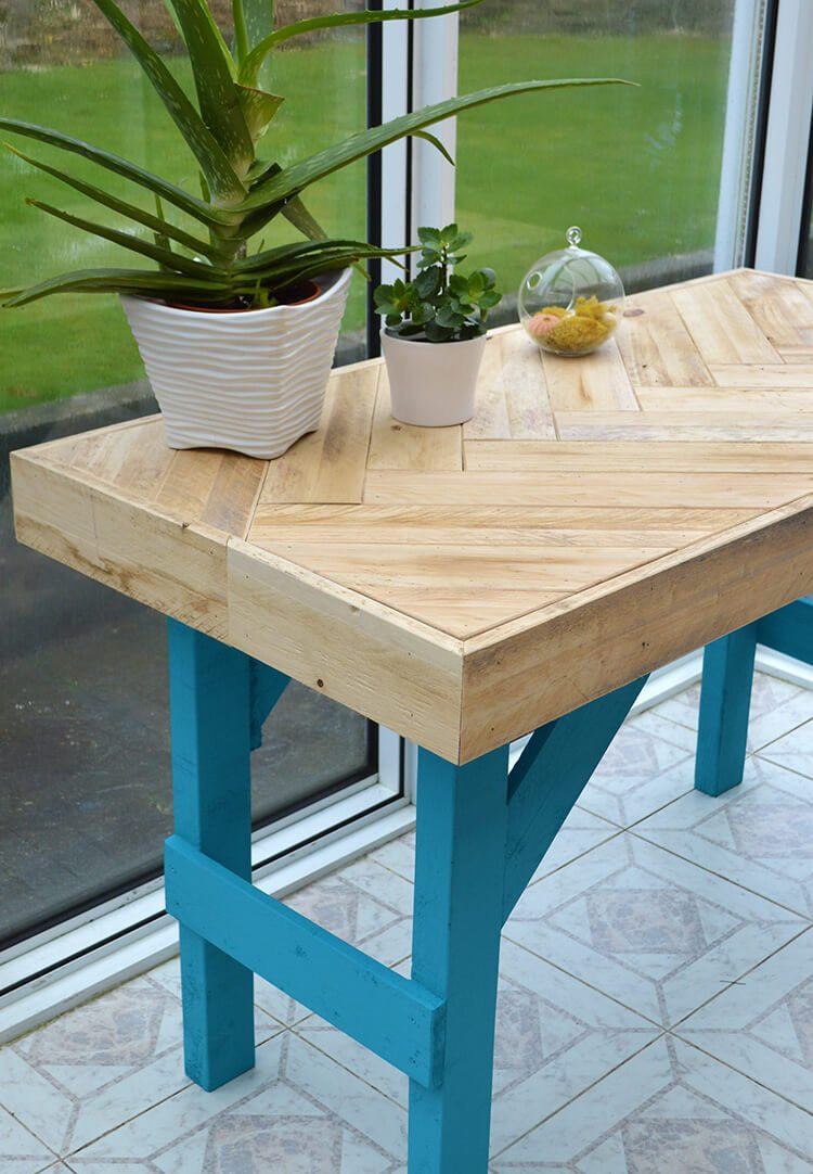 DIY Wood Tables
 DIY Wooden Table made with Pallet Wood • Lovely Greens