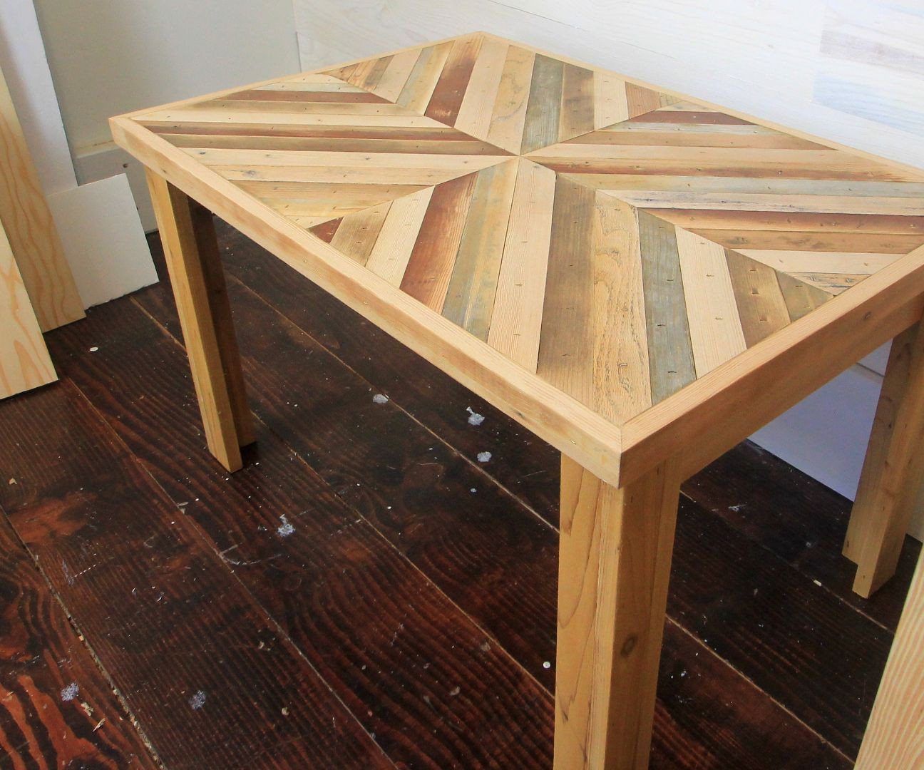 DIY Wood Tables
 DIY Rustic Style Coffee Table with Reclaimed Wood