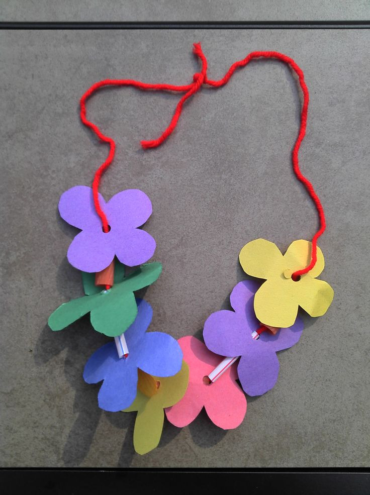Easy Crafts For Preschoolers
 Lei Can be made with construction paper yarn & solid