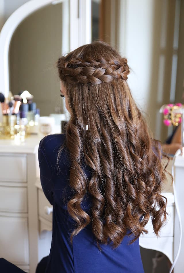 Easy Hairstyles With Curls
 25 Most Elegant Looking Curly Wedding Hairstyles