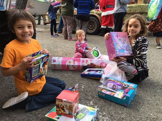 Gifts For Families With Kids
 Deputies pay it forward to needy families for Christmas