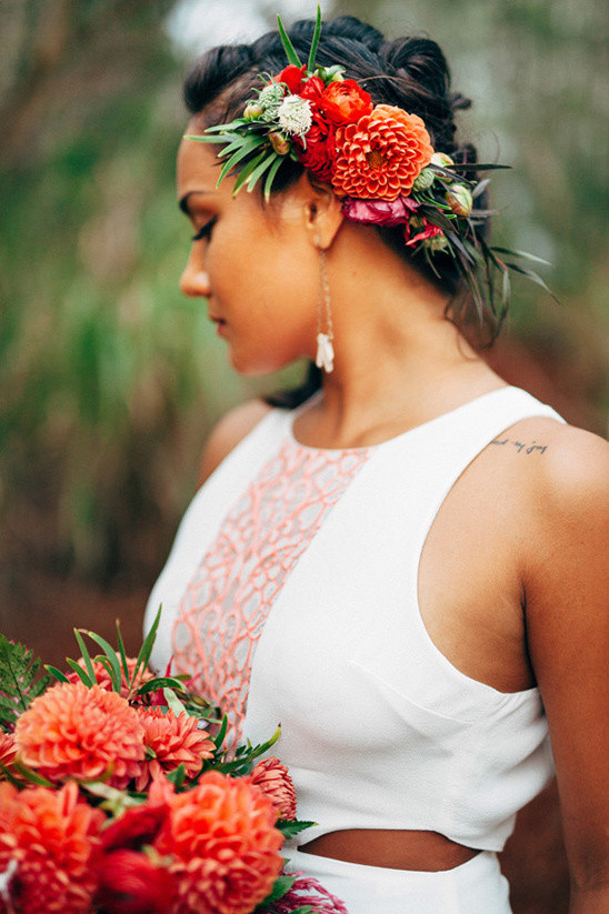 Hawaiian Wedding Hairstyles
 Red and Green Casual Hawaiian Wedding Ideas