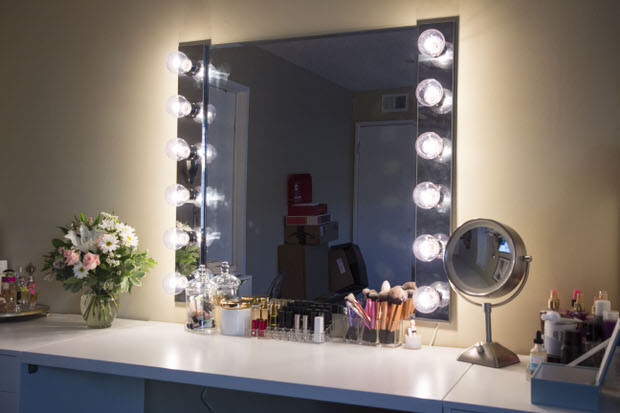 Hollywood Vanity Mirror DIY
 Glam DIY Lighted Vanity Mirrors