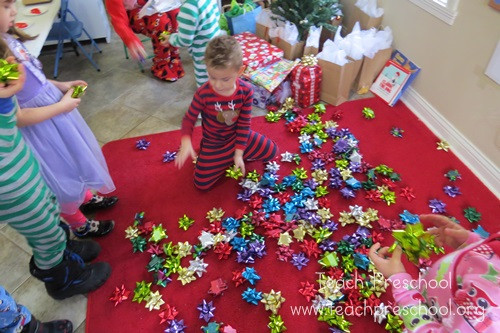 Kindergarten Christmas Party Ideas
 Simple t bow game for preschoolers
