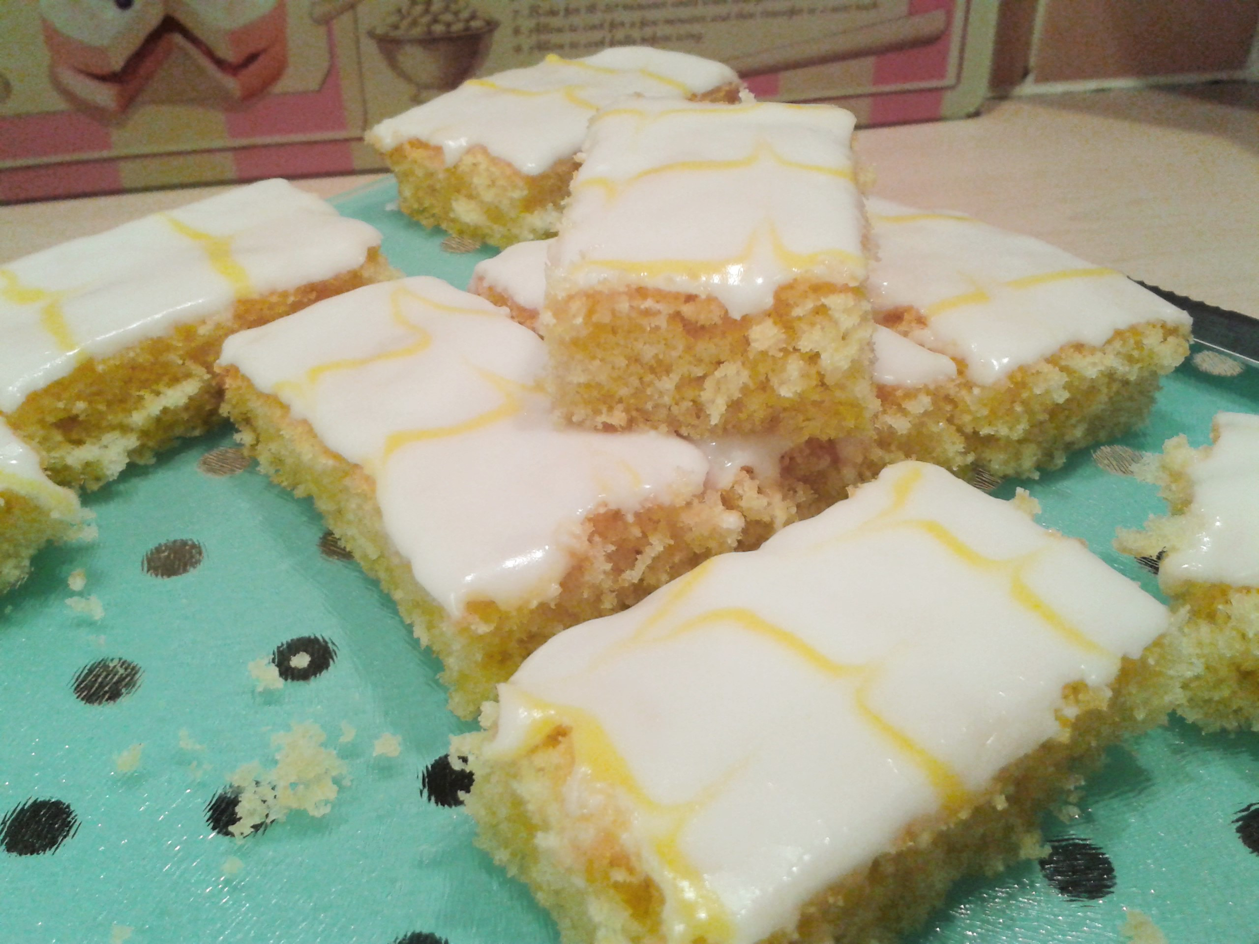 Lemon Sponge Cake
 Recipe Simple lemon cake with feathered icing
