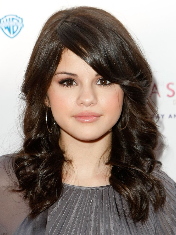 Medium Hairstyles For Girls
 Selena Gomez shoulder length hairstyle for girls