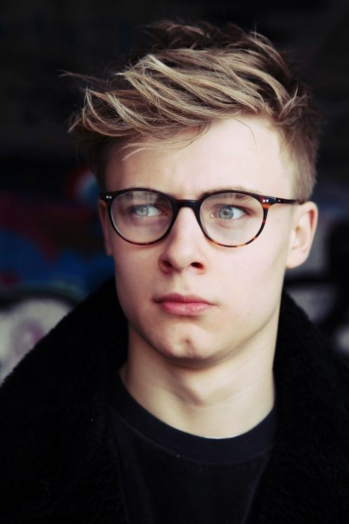 Mens Hairstyles With Glasses
 Cool Hairstyles for Men with Glasses Ideas and