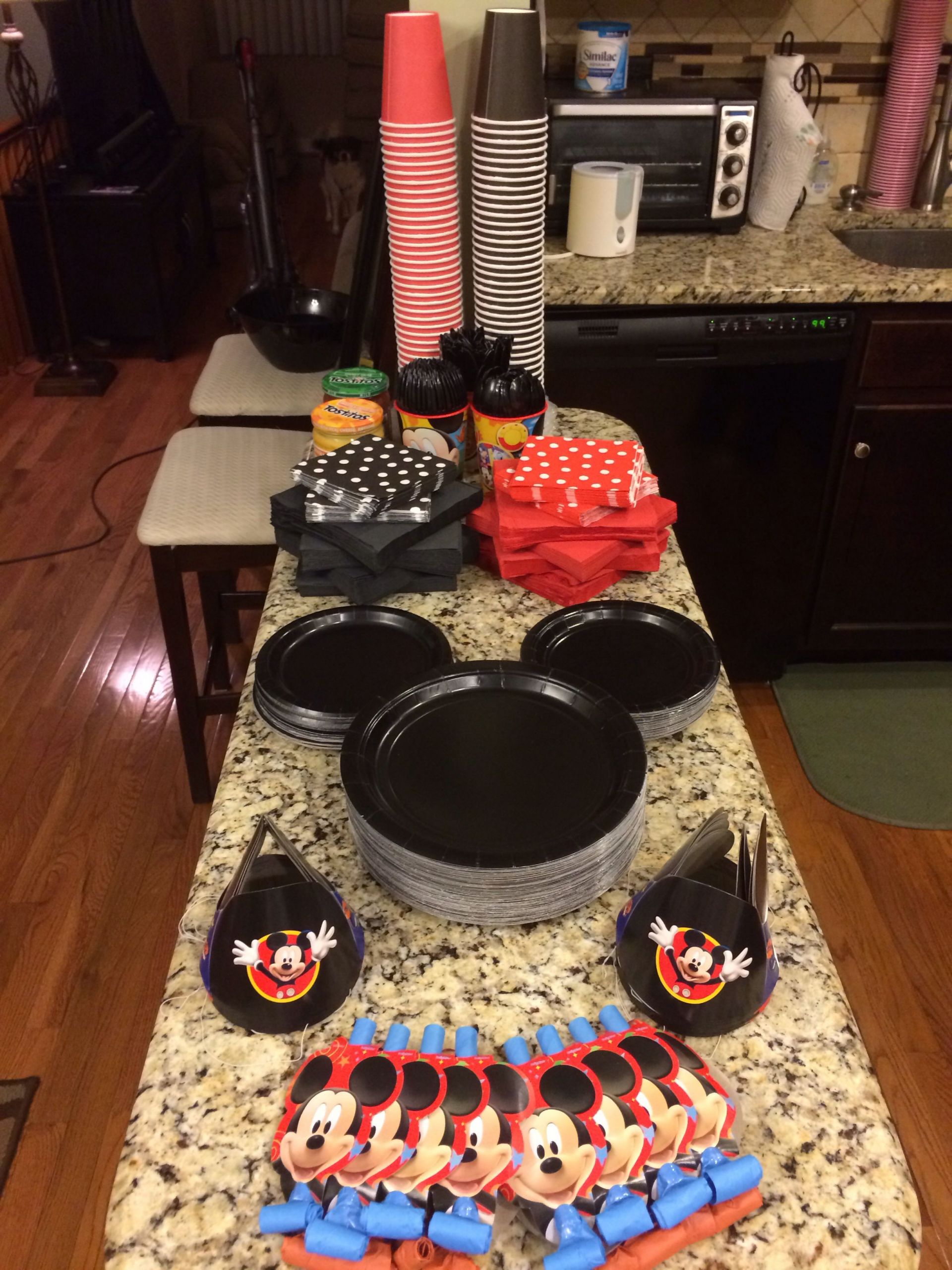 Mickey Mouse Birthday Party Decorations
 Easy diy decorations to make your Mickey Mouse birthday
