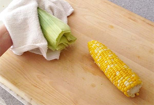 Microwave Corn On Cob In Husk
 Easiest Way to Microwave Corn on the Cob