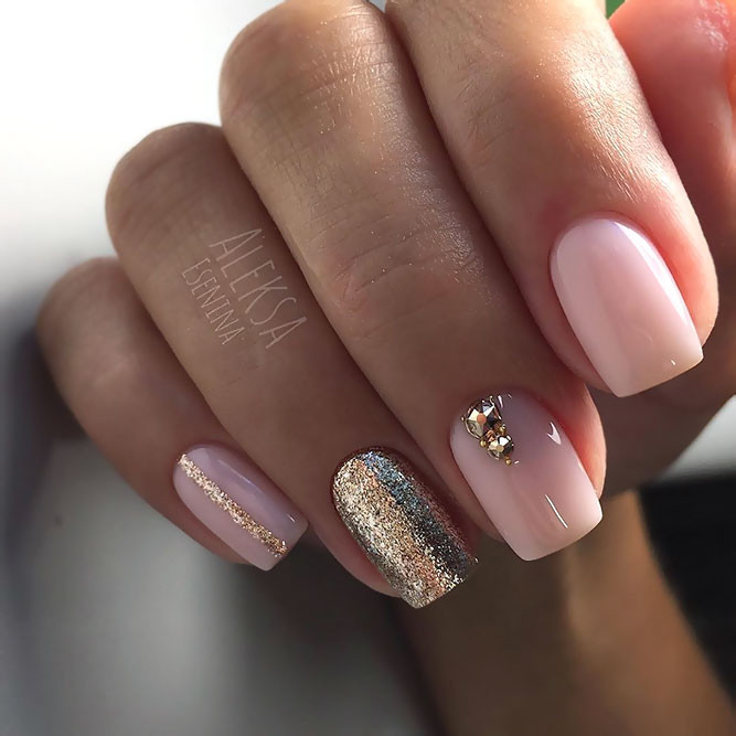 Pink Nails With Gold Glitter
 21 Chic Pink And Gold Nails Designs