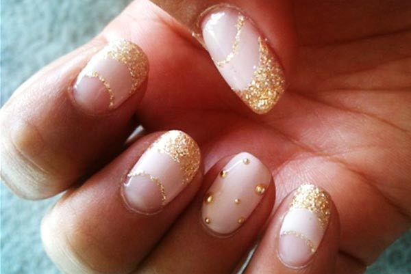 Pink Nails With Gold Glitter
 40 Beautiful Gold Glitter Nails Designs