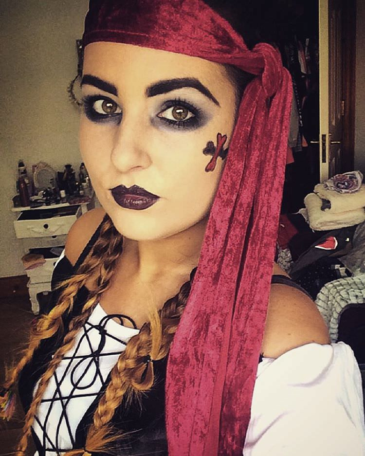 Pirate Hairstyles Female
 Awesome Pirate Makeup Designs